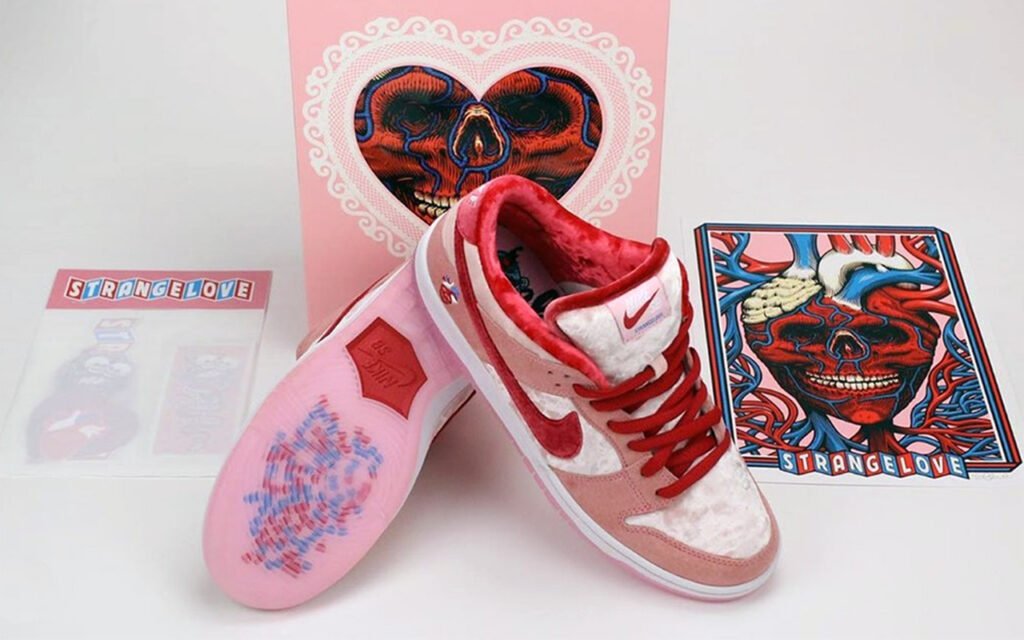 paire de basket basse rose et rouge en velours, sequins dans la semelle, une boite rose avec un grand cœur, sur fond blanc.